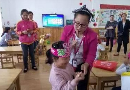 去孩子幼儿园，老师问“你是奶奶还是姥姥啊？”心碎一地......