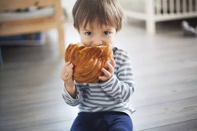 心急！长辈总爱给宝贝吃零食，如何优雅拒绝？