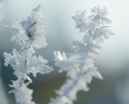 为什么雪花是六角形的