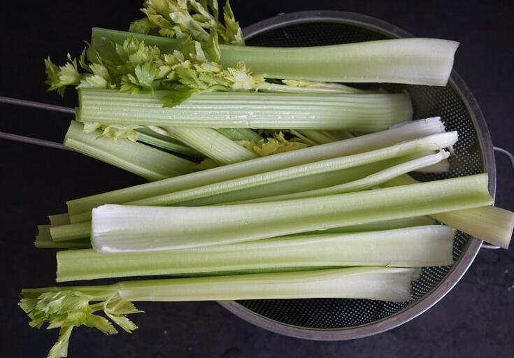 芹菜包饺子用不用焯水