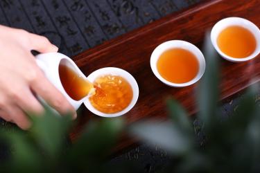 给人倒茶倒满杯什么意思