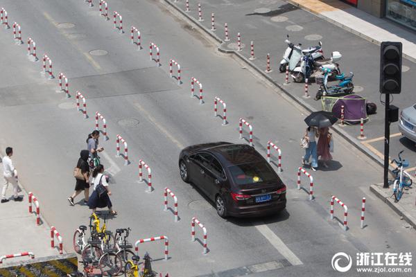 云开体育app官网入口-新疆小女孩在机场即兴跳舞