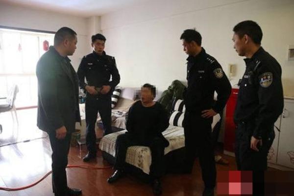 仟亿娱乐官网-女子乘自动扶梯上楼半个身子突然被“卷入”	，消防紧急救援