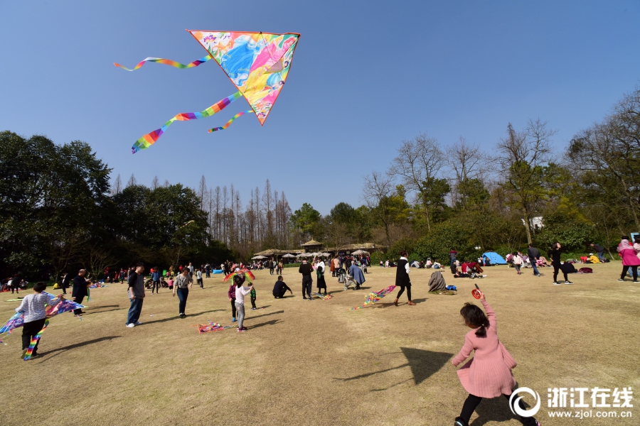 开云体云app官网入口-女子称机场上厕所遭男孩强行推门