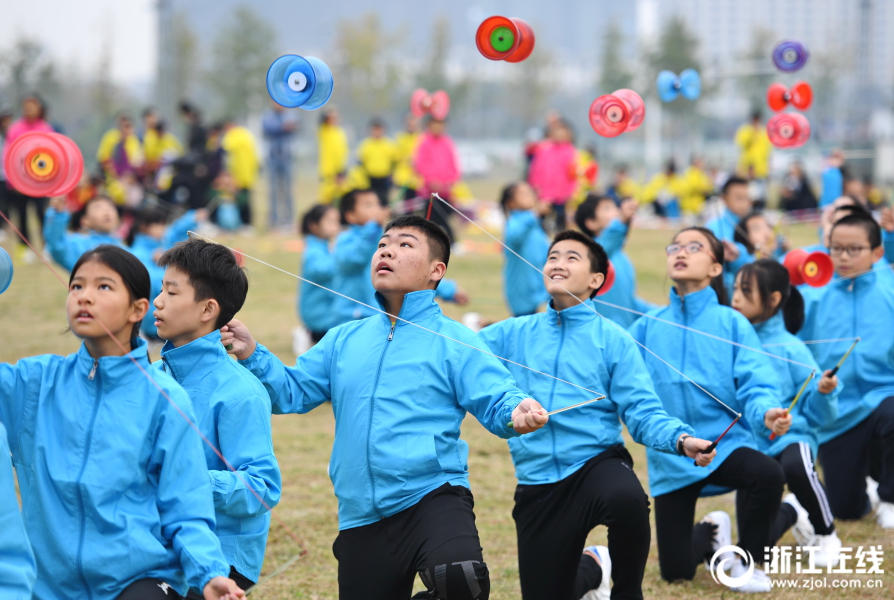 万赢娱乐官网-鄂尔多斯杭锦旗一高中生被同学围殴