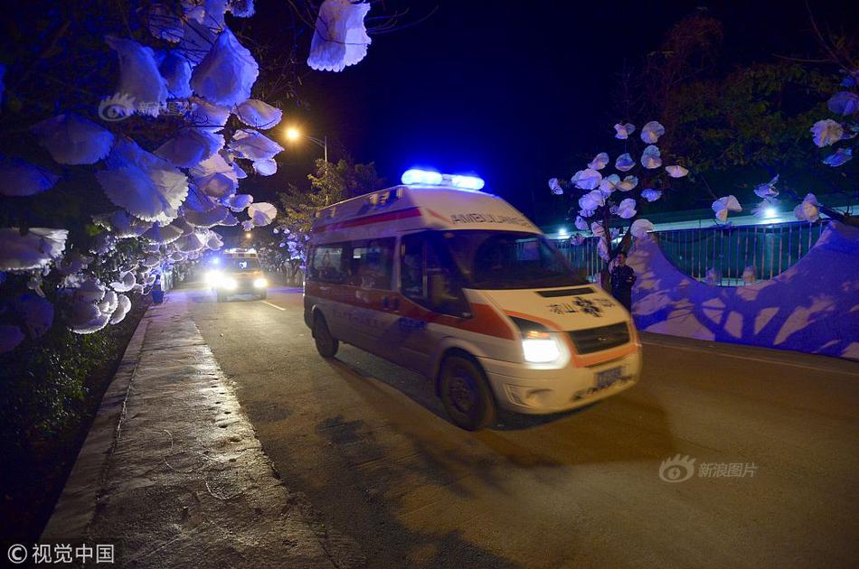 千亿qy88官网-新疆小女孩在机场即兴跳舞