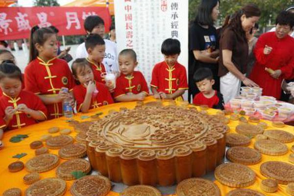 半岛在线登录入口-今年唯一日全食:太阳被吞成指环